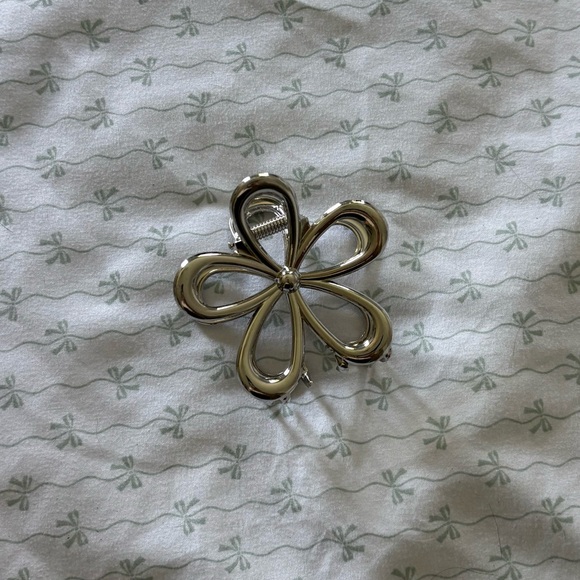 Urban Outfitters Silver Flower claw clip - Picture 1 of 3